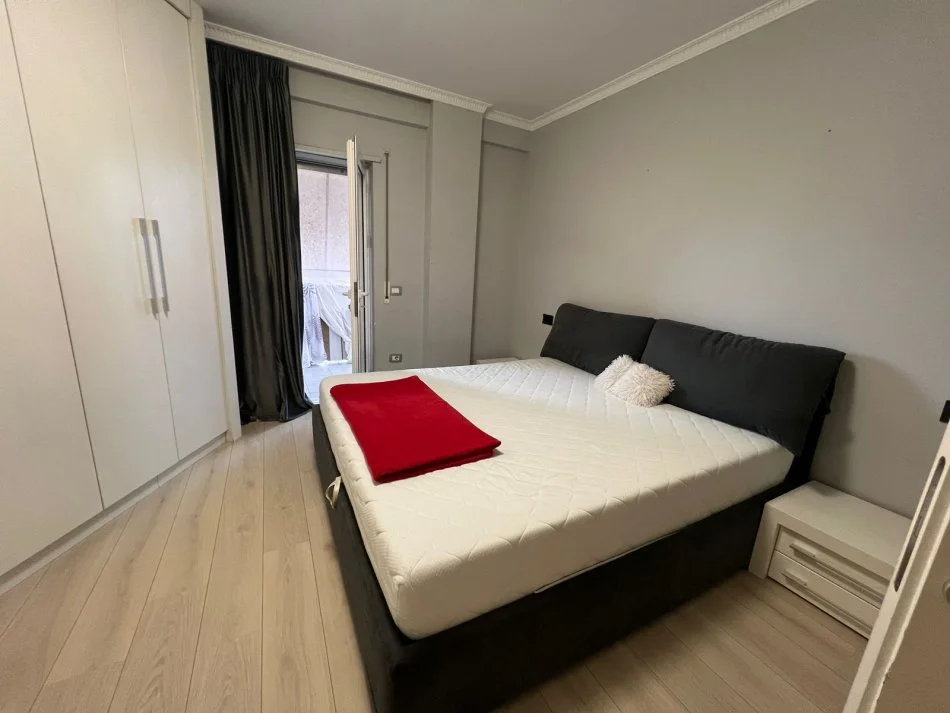 Tirane, jepet me qera apartament 2+1+Ballkon Kati 3, 105 m² 650 € (Ish-Parku)