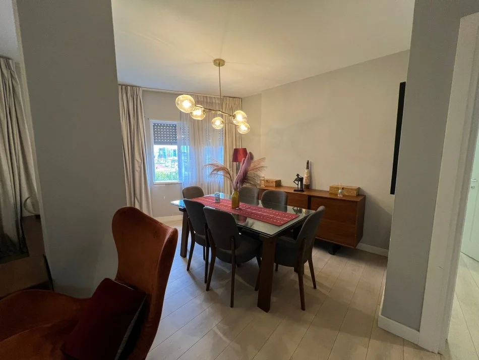 Tirane, jepet me qera apartament 2+1+Ballkon Kati 3, 105 m² 650 € (Ish-Parku)