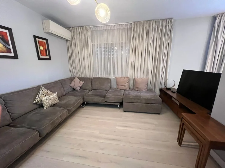 Tirane, jepet me qera apartament 2+1+Ballkon Kati 3, 105 m² 650 € (Ish-Parku)