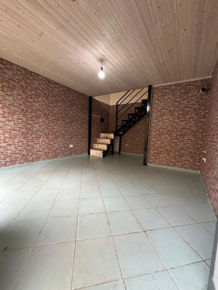 Tirane, jepet me qera ambjent biznesi Kati 0, 40 m² 500 € (bulevardi zhan d'ark)