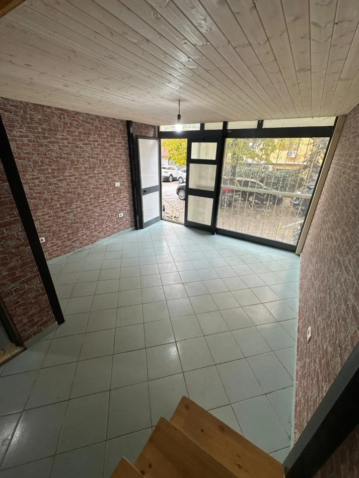 Tirane, jepet me qera ambjent biznesi Kati 0, 40 m² 500 € (bulevardi zhan d'ark)