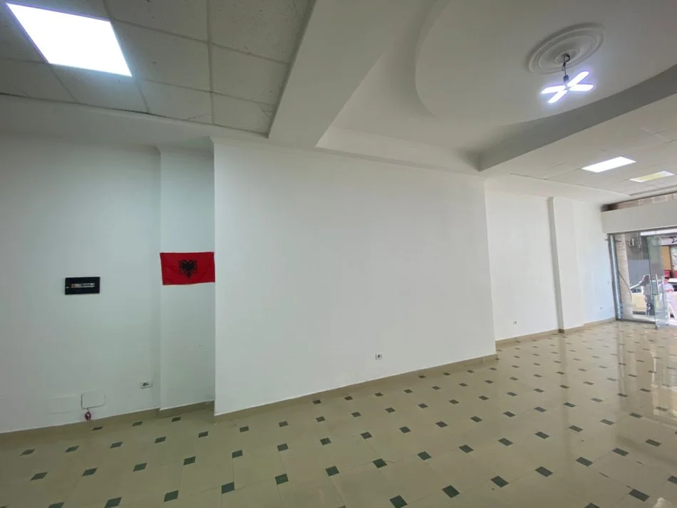 Durres, jepet me qera ambjent biznesi Kati 0, 100 m² 700 € (Rruga Sotir Noka)