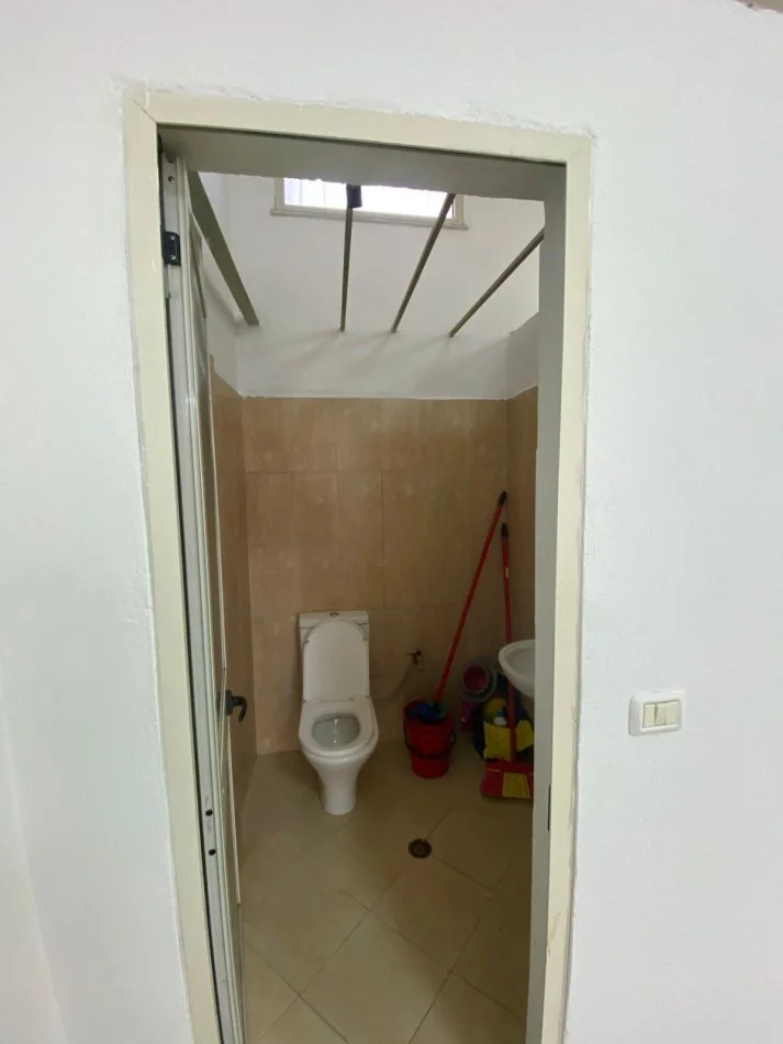 Durres, jepet me qera ambjent biznesi Kati 0, 100 m² 700 € (Rruga Sotir Noka)