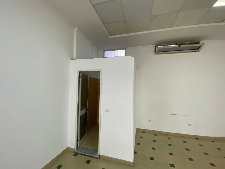 Durres, jepet me qera ambjent biznesi Kati 0, 100 m² 700 € (Rruga Sotir Noka)