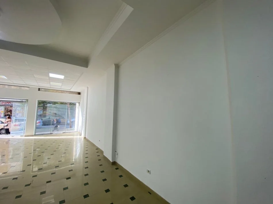 Durres, jepet me qera ambjent biznesi Kati 0, 100 m² 700 € (Rruga Sotir Noka)