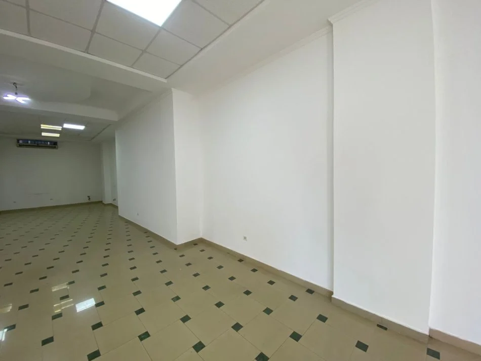 Durres, jepet me qera ambjent biznesi Kati 0, 100 m² 700 € (Rruga Sotir Noka)