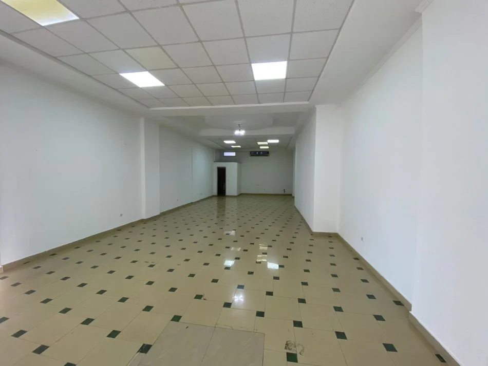Durres, jepet me qera ambjent biznesi Kati 0, 100 m² 700 € (Rruga Sotir Noka)