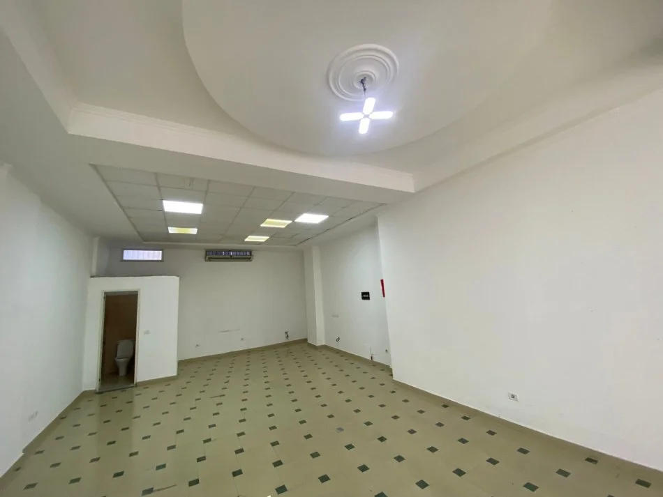 Durres, jepet me qera ambjent biznesi Kati 0, 100 m² 700 € (Rruga Sotir Noka)
