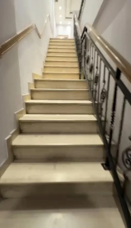 Tirane, jepet me qera ambjent biznesi Kati 1, 86 m² 1.000 € (qender)