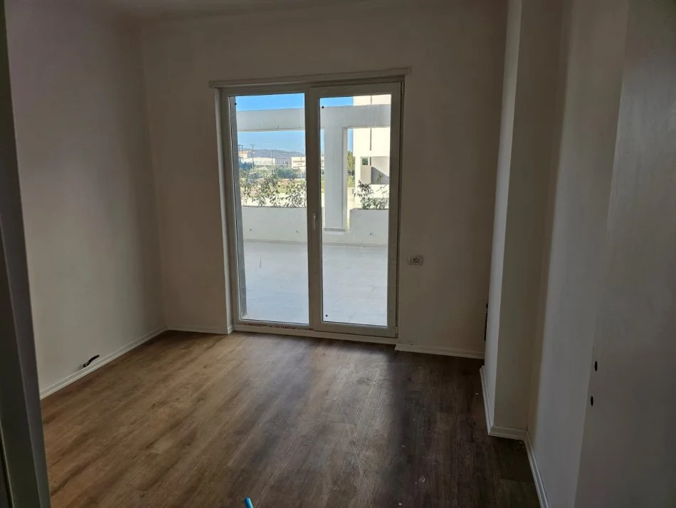 Tirane, shitet apartament 2+1 Kati 0, 131 m² 127.000 € (univers city)