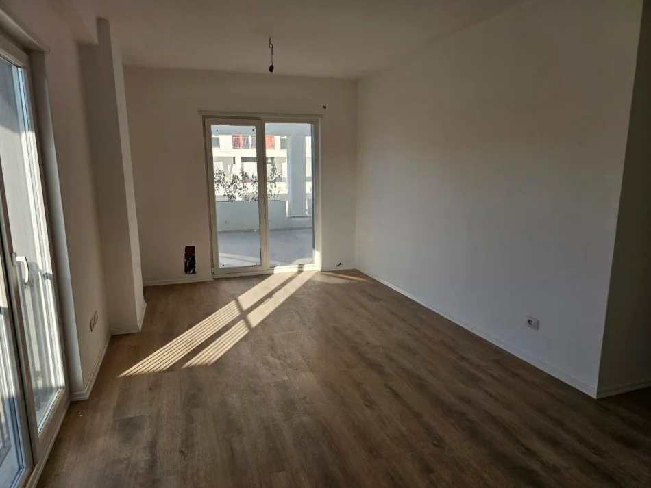 Tirane, shitet apartament 2+1 Kati 0, 131 m² 127.000 € (univers city)