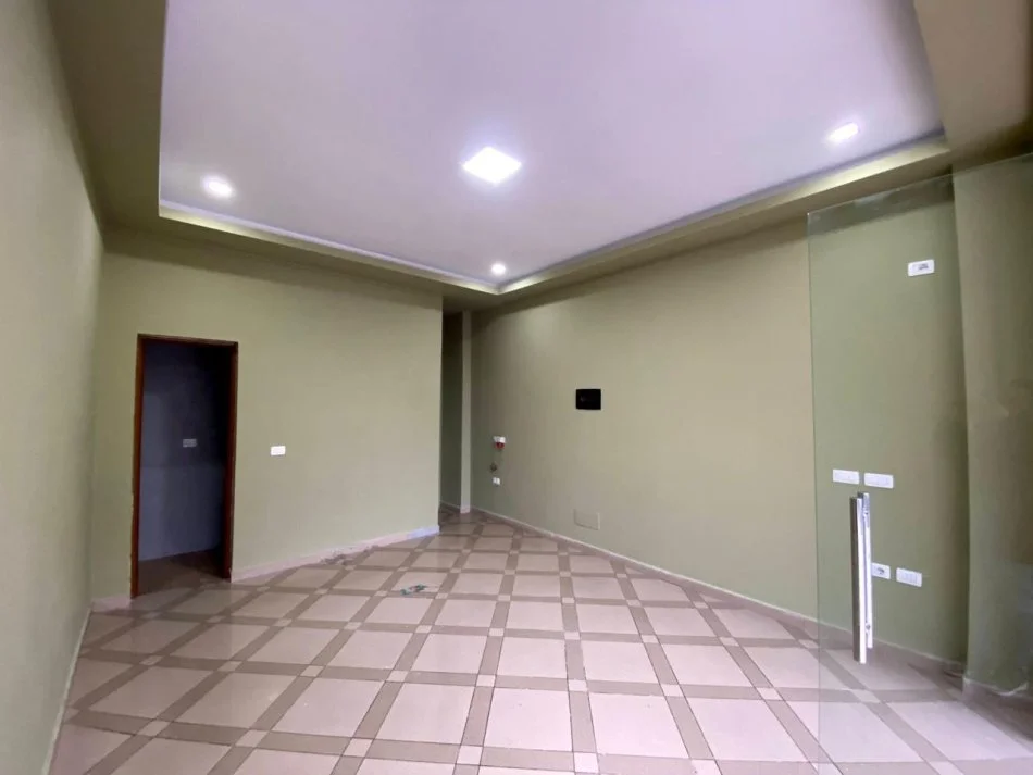 Durres, jepet me qera ambjent biznesi Kati 0, 33 m² 300 € (Rruga Pavaresia)