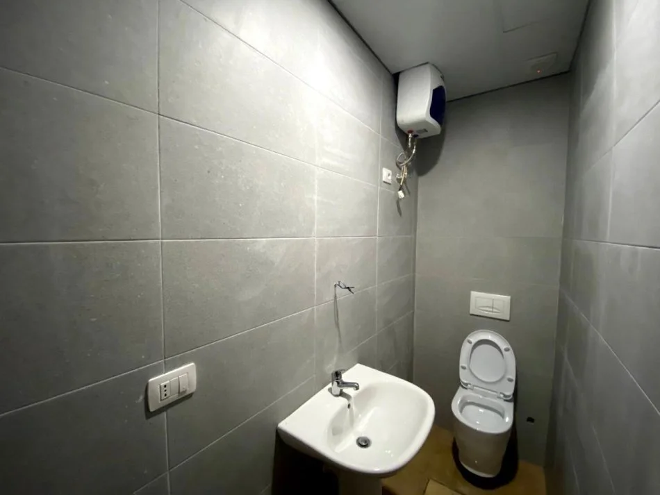 Durres, jepet me qera ambjent biznesi Kati 0, 33 m² 300 € (Rruga Pavaresia)