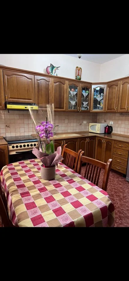 Tirane, jepet me qera shtepi 2+1+Ballkon Kati 1, 120 m² 5.000 € (Spitali Ushtarak)