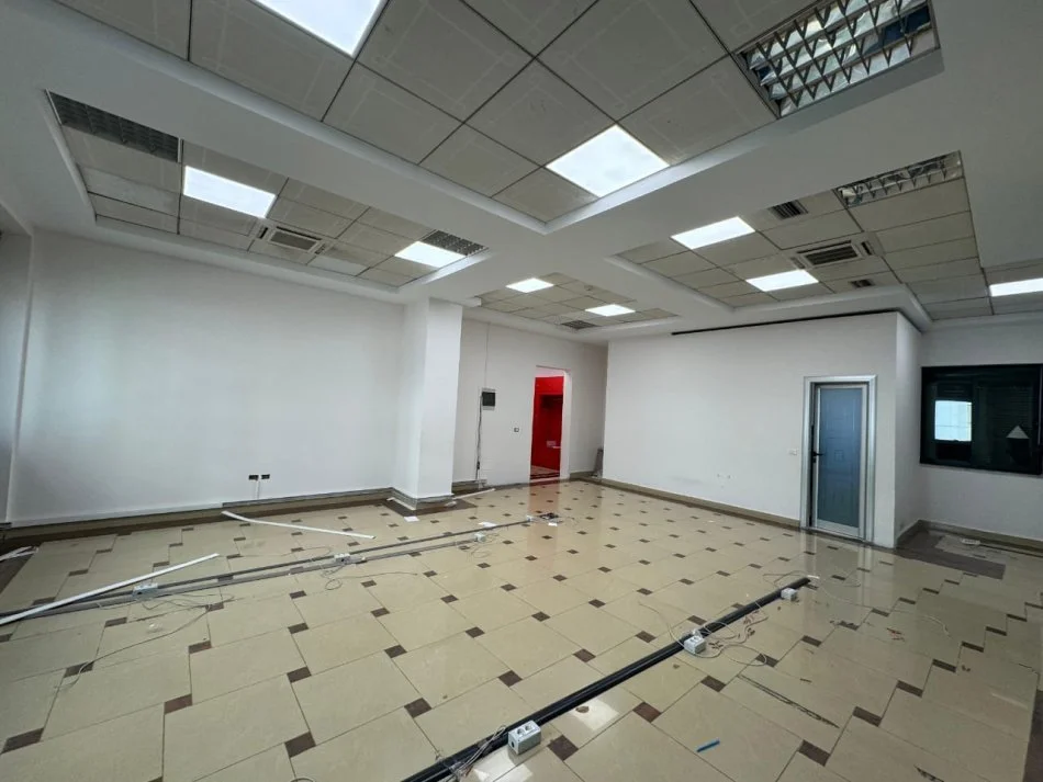 Tirane, jepet me qera ambjent biznesi Kati 2, 100 m² 900 € (barrikada)