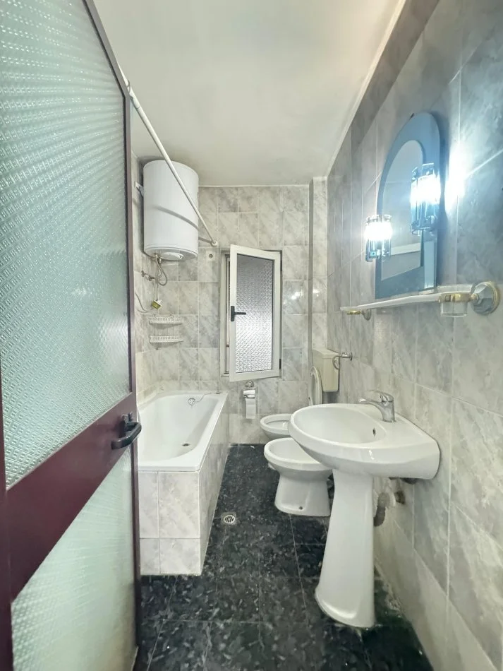 Tirane, shitet apartament 2+1+Ballkon Kati 2, 73 m² 100.000 € (Oxhaku Pran TV Klan)