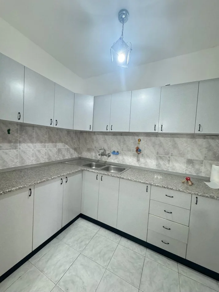 Tirane, shitet apartament 2+1+Ballkon Kati 2, 73 m² 100.000 € (Oxhaku Pran TV Klan)