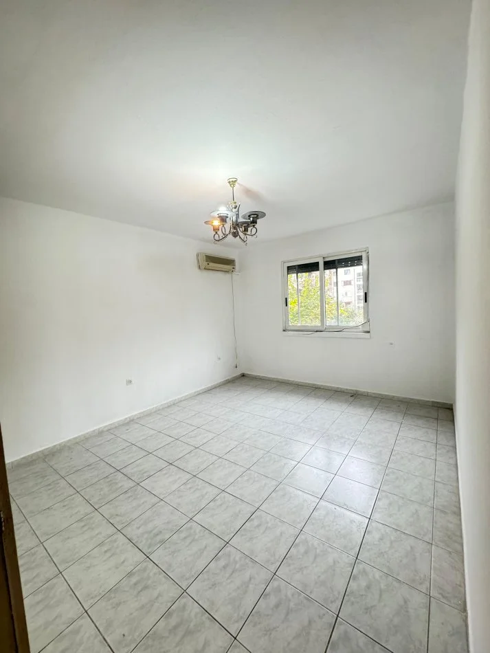 Tirane, shitet apartament 2+1+Ballkon Kati 2, 73 m² 100.000 € (Oxhaku Pran TV Klan)