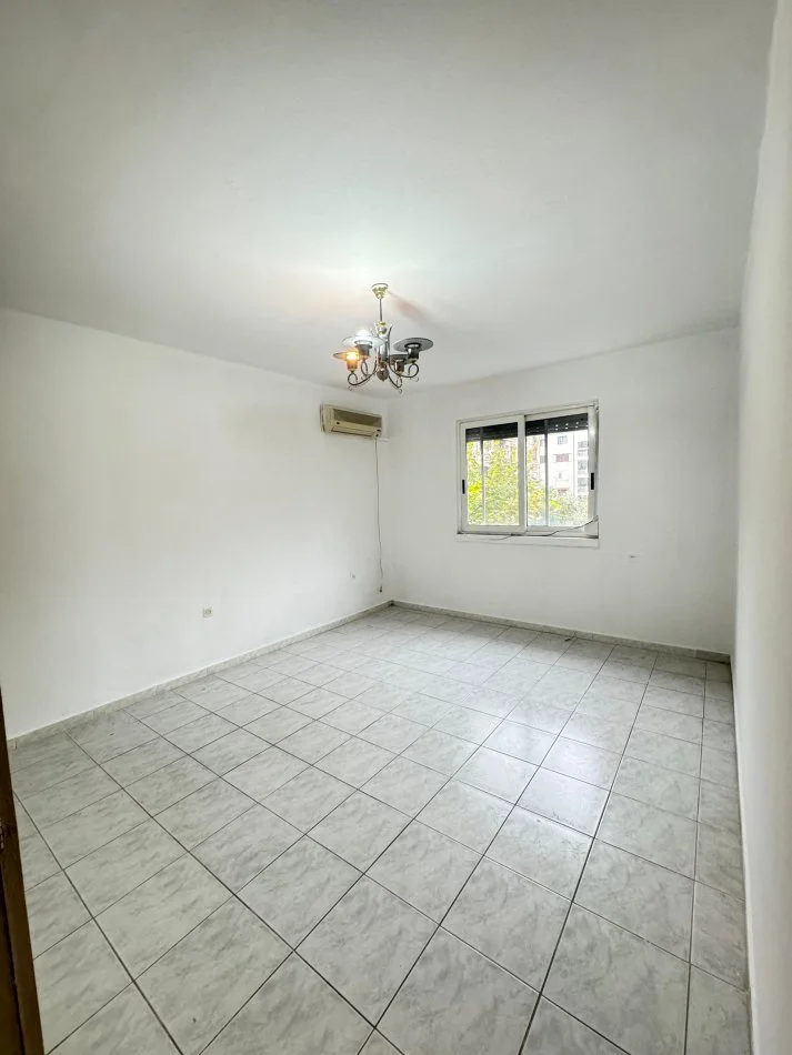 Tirane, shitet apartament 2+1+Ballkon Kati 2, 73 m² 100.000 € (Oxhaku Pran TV Klan)