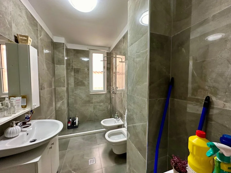 Tirane, shitet apartament 1+1 Kati 1, 52 m² 105.000 € (Rruga Rexhep Pinari)