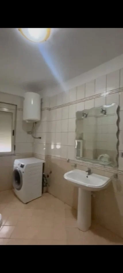 Tirane, jepet me qera apartament 1+1 Kati 2, 74 m² 650 € (Rruga e Ambasadave)