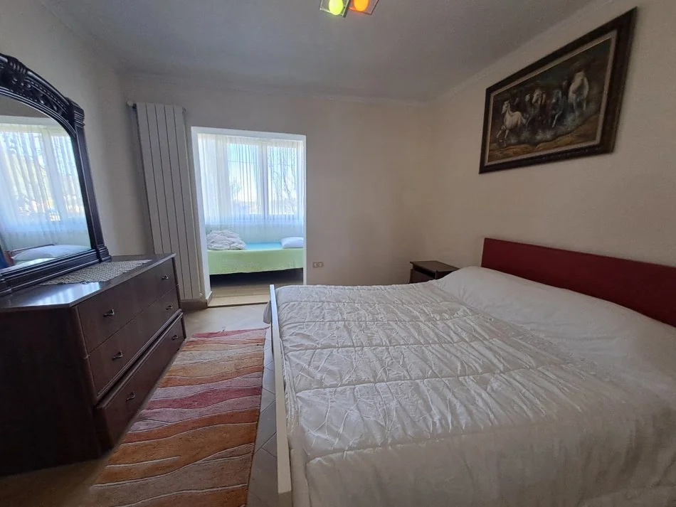 Tirane, Shtepi private me qira 450 € (Linze)
