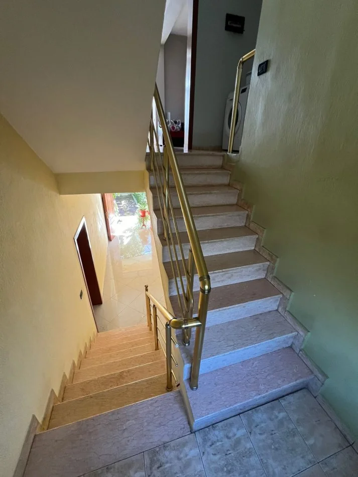 Tirane, jepet me qera Vile Kati 2, 134 m² 700 € (Yzberisht)