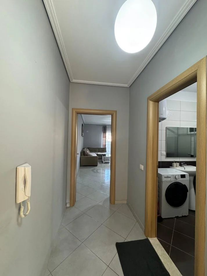 Tirane, jepet me qera 2+1+Ballkon Kati 4, 110 m² 400 € (loni ligori)