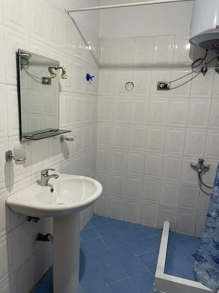 Tirane, jepet me qera apartament 2+1 Kati 1, 100 m² 400 € (Liqeni i Thate)