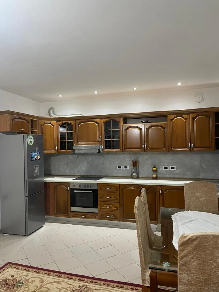 Tirane, jepet me qera apartament 2+1 Kati 1, 100 m² 400 € (Liqeni i Thate)