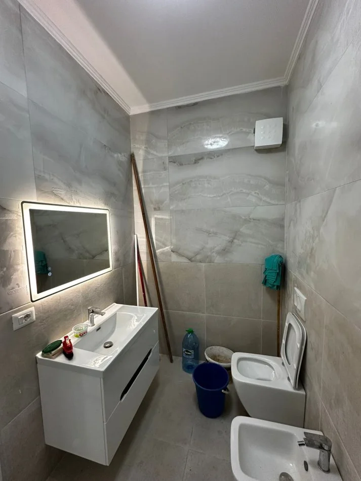 Tirane, jepet me qera apartament 2+1 Kati 1, 115 m² 900 € (medreseja)