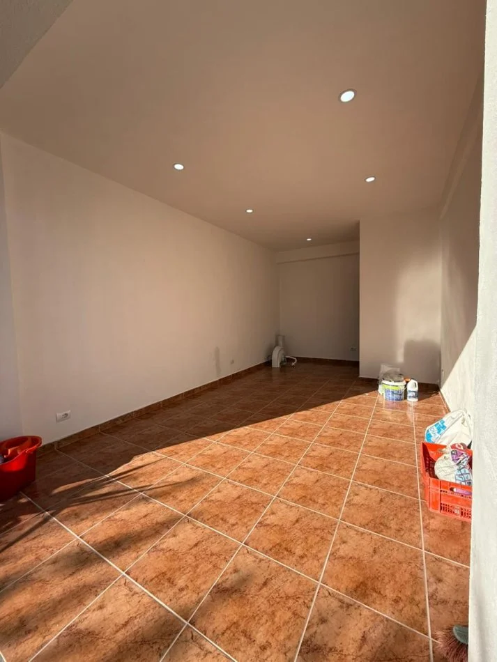 Durres, jepet me qera ambjent biznesi Kati 0, 19 m² 300 € (Rruga e Portit)