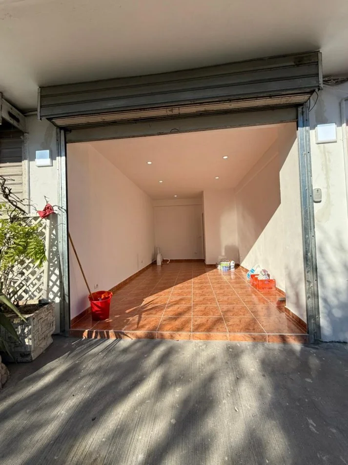 Durres, jepet me qera ambjent biznesi Kati 0, 19 m² 300 € (Rruga e Portit)