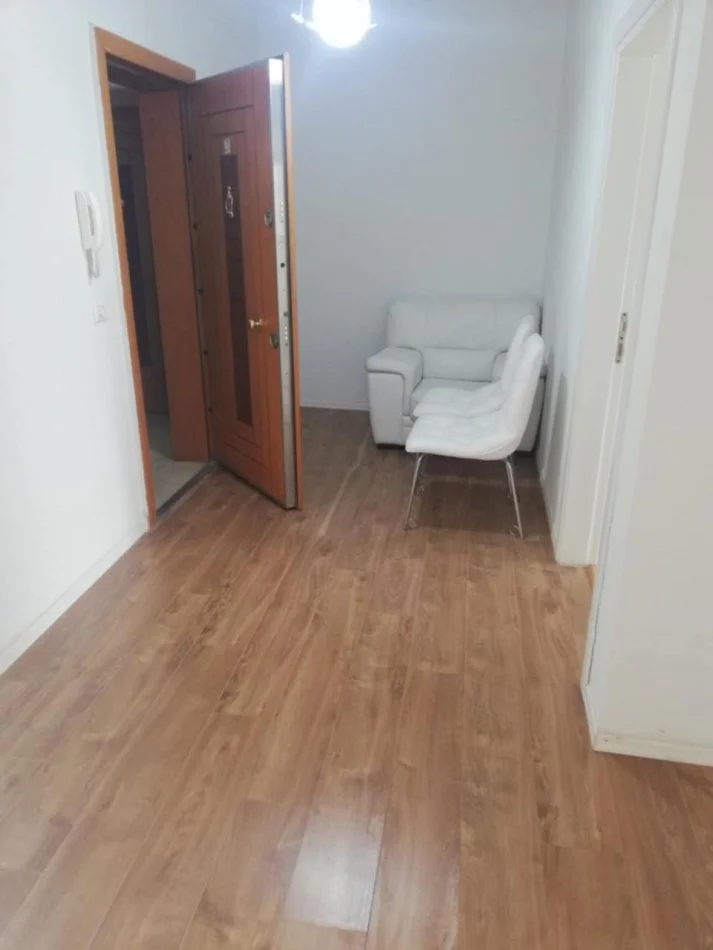 Durres, jepet me qera apartament 1+1 Kati 5, 55 m² 380 € (Shetitore Taulantia)