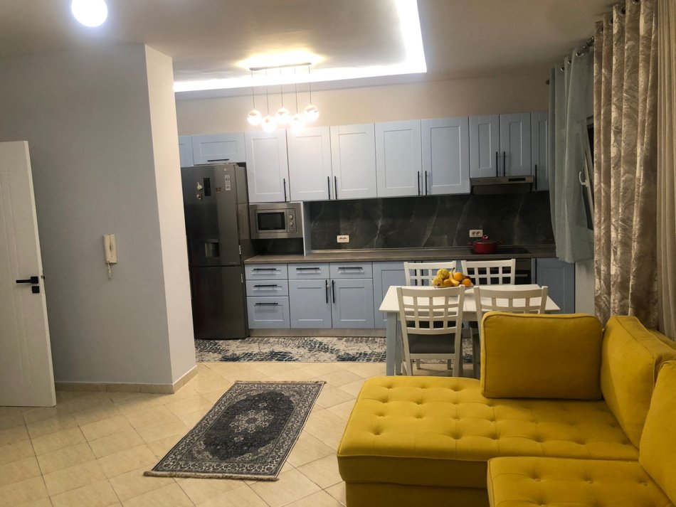 Tirane, jepet me qera apartament 2+1 Kati 3, 100 m² 650 € (Komuna Parisit)