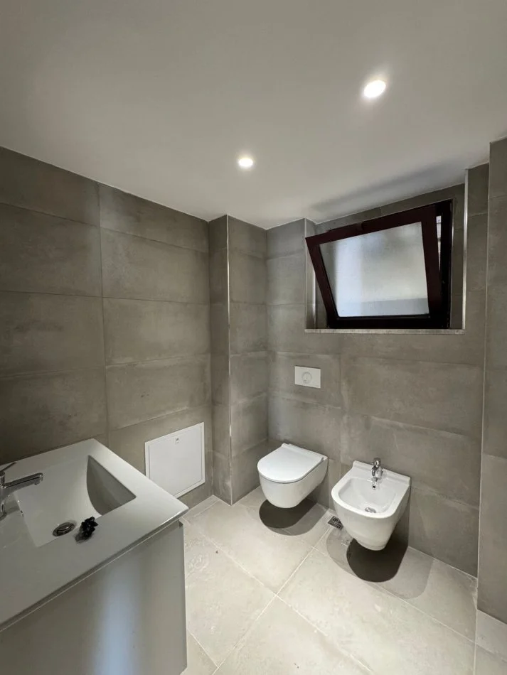 Tirane, jepet me qera zyre Kati 8, 145 m² 2.000 € (TORRE DRIN QENDER)