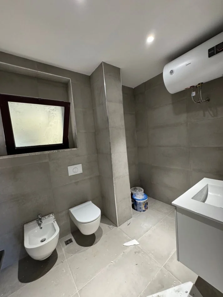 Tirane, jepet me qera zyre Kati 8, 145 m² 2.000 € (TORRE DRIN QENDER)