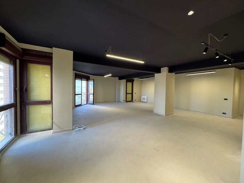 Tirane, jepet me qera zyre Kati 8, 145 m² 2.000 € (TORRE DRIN QENDER)