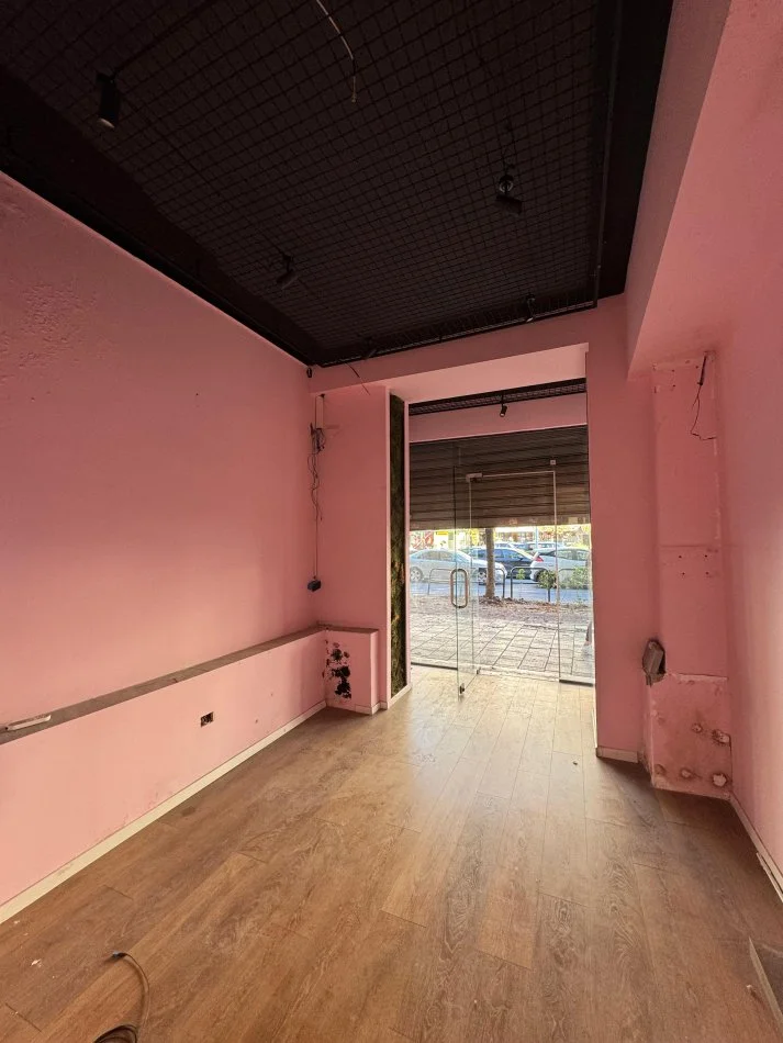 Ambient Biznesi për Qira , Buze Rrugës Kryesore, në Rr. Muhamet Gjollesha!