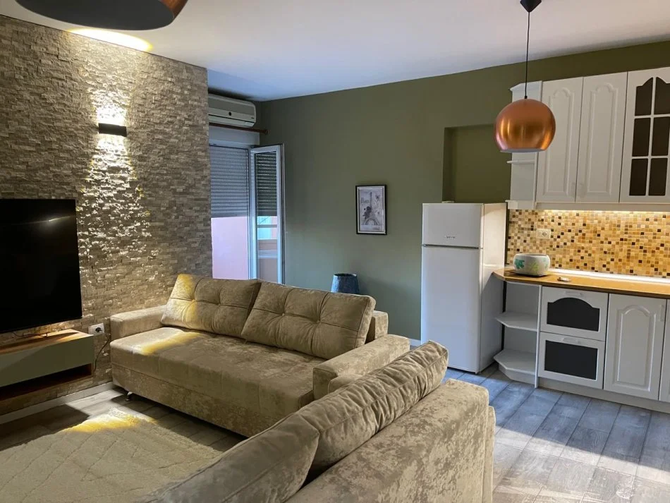 Tirane, jepet me qera apartament 1+1+Ballkon Kati 3, 78 m² 650 € (Stadiumi Arena Kombetare)