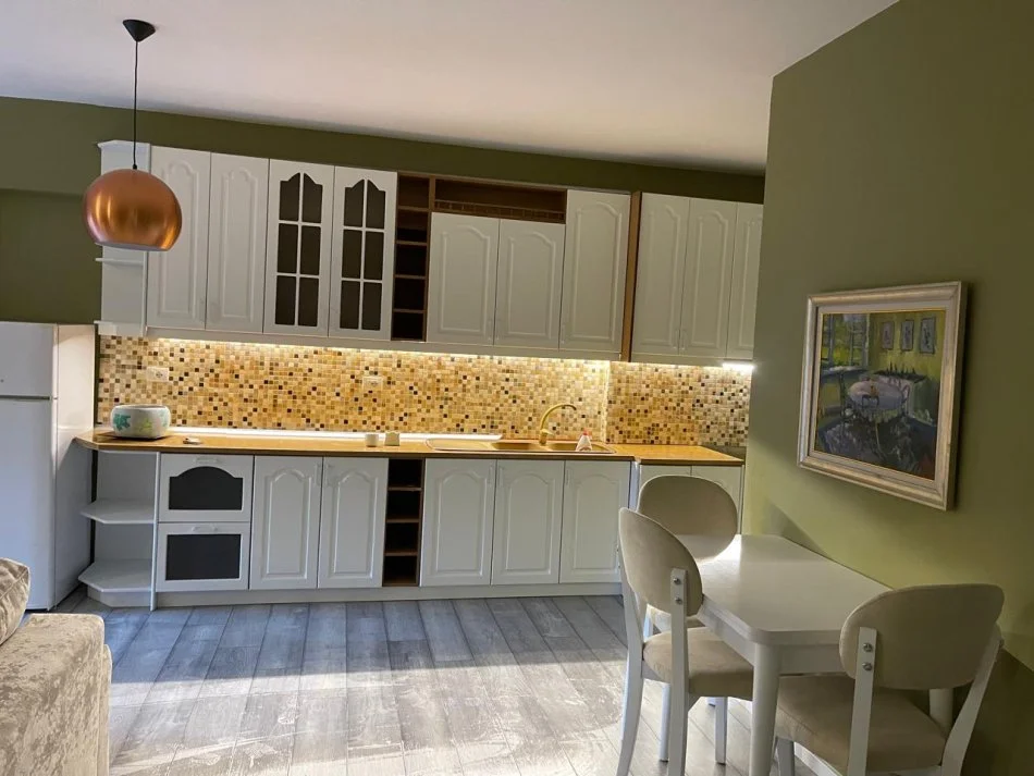 Tirane, jepet me qera apartament 1+1+Ballkon Kati 3, 78 m² 650 € (Stadiumi Arena Kombetare)