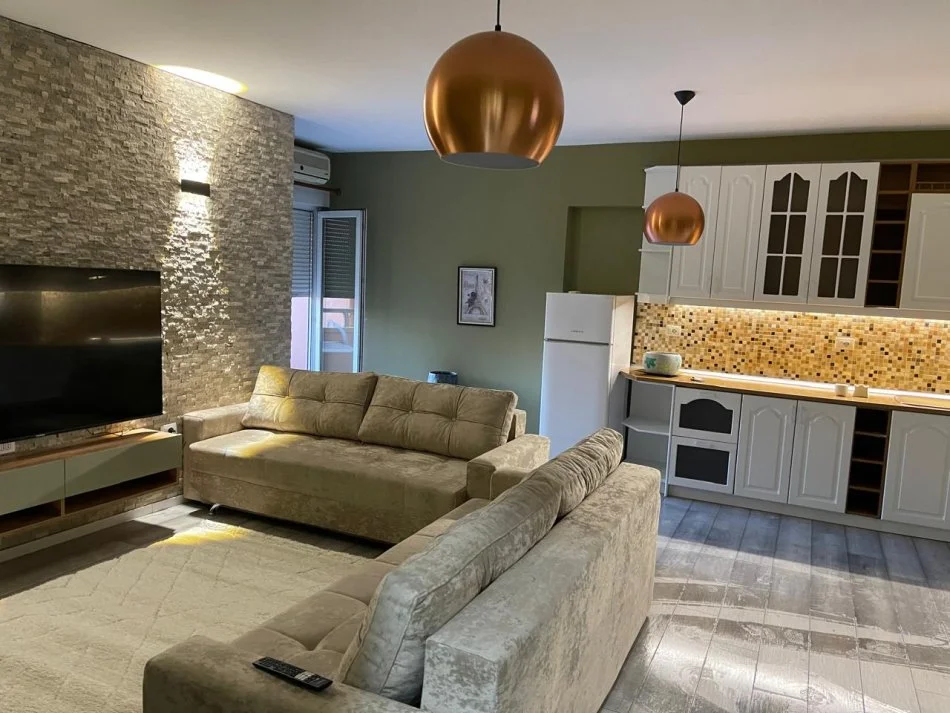 Tirane, jepet me qera apartament 1+1+Ballkon Kati 3, 78 m² 650 € (Stadiumi Arena)