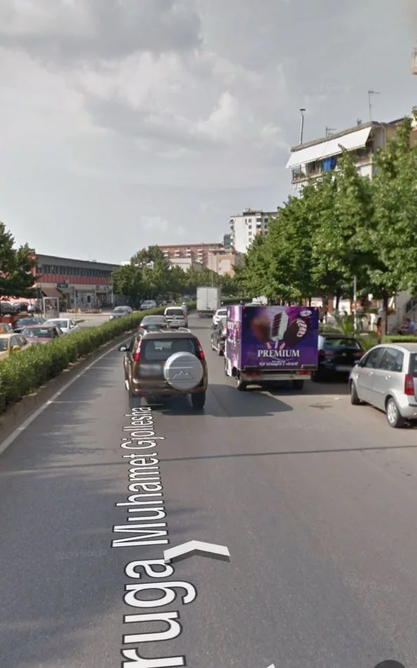 Tirane, jepet me qera ambjent biznesi Kati 1, 130 m² 1.000 € (Rruga Muhamet Gjollesha)