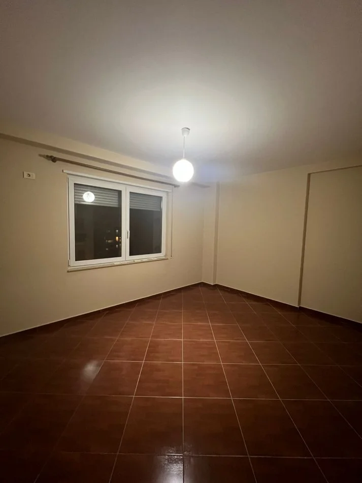 Tirane, jepet me qera apartament 3+1+Ballkon Kati 4, 147 m² 500 € (Jordan Misja)