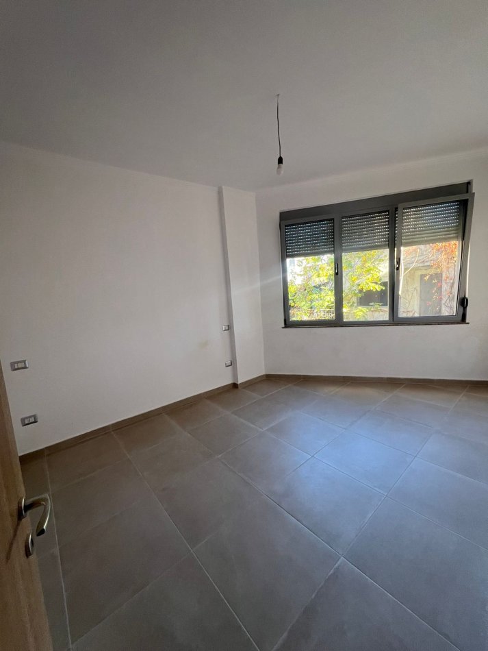 !DHENE! Durres, jepet me qera ambjent biznesi Kati 2, 120 m² 300 €