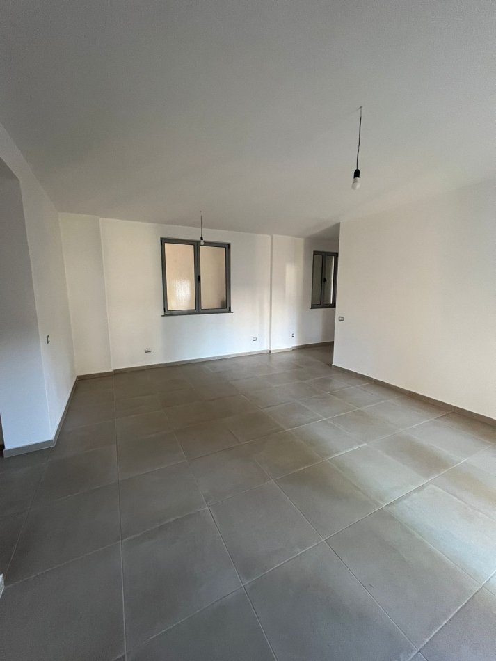 !DHENE! Durres, jepet me qera ambjent biznesi Kati 2, 120 m² 300 €