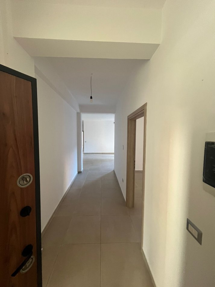 !DHENE! Durres, jepet me qera ambjent biznesi Kati 2, 120 m² 300 €