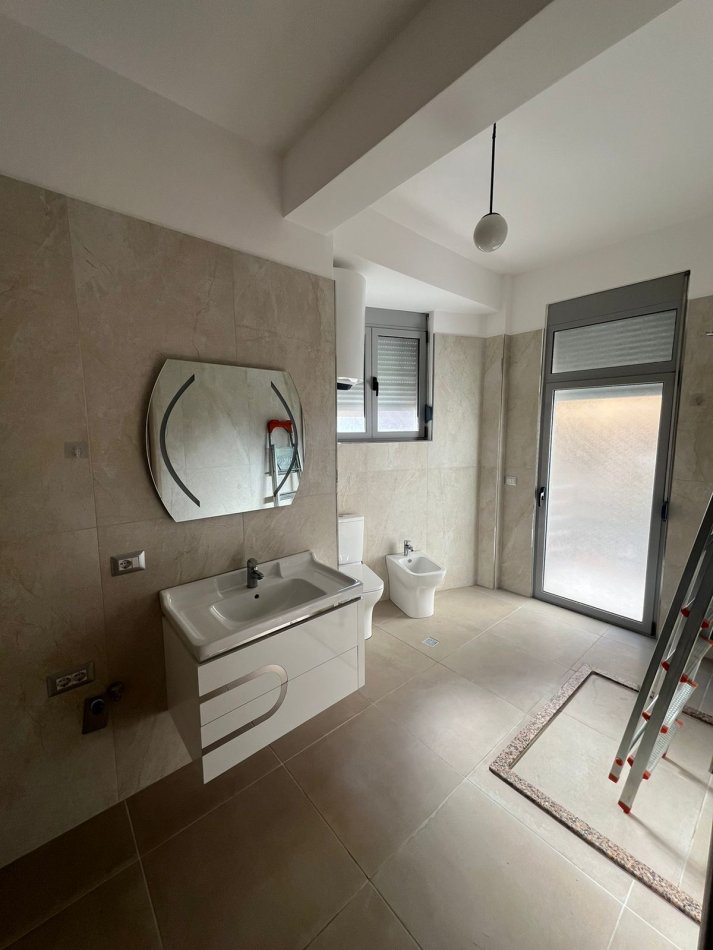 !DHENE! Durres, jepet me qera ambjent biznesi Kati 2, 120 m² 300 €