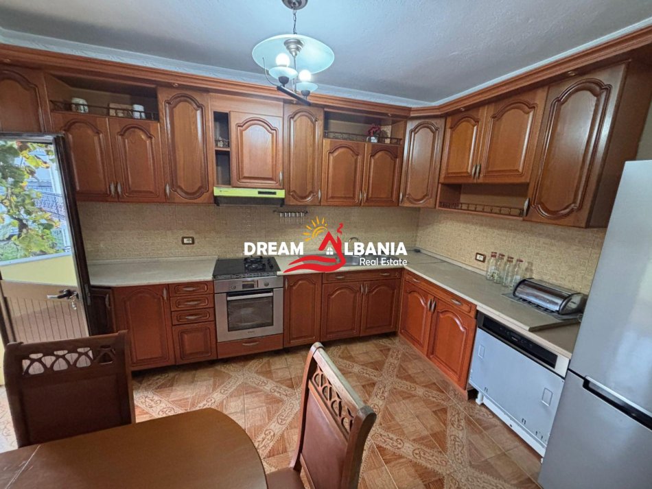 Tirane, jepet me qera apartament 2+1 Kati 2, 120 m² 450 € (laprake)