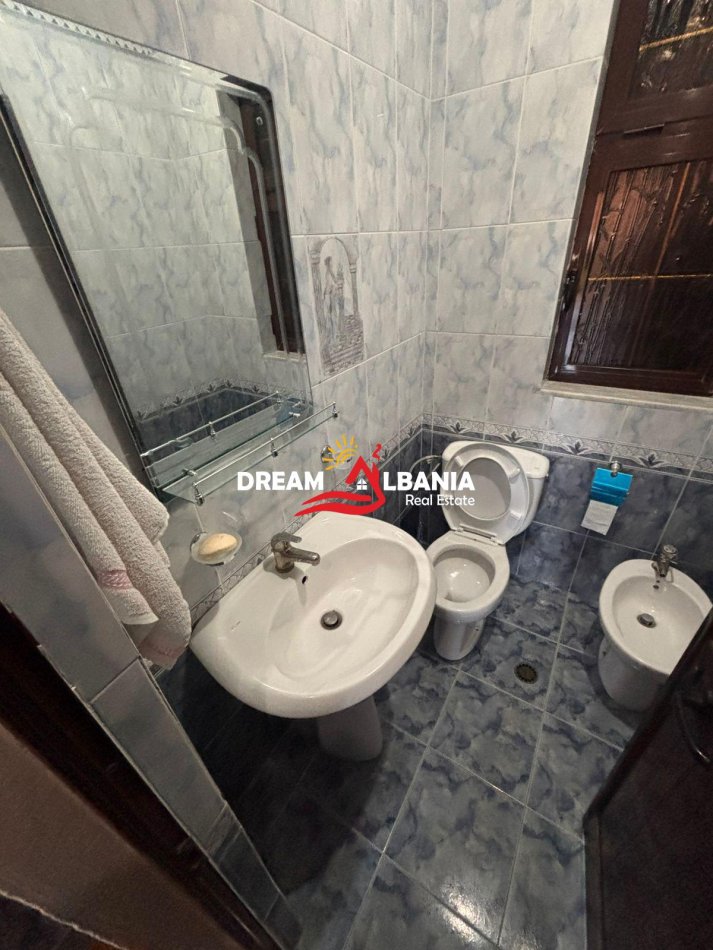 Tirane, jepet me qera apartament 2+1 Kati 2, 120 m² 450 € (laprake)